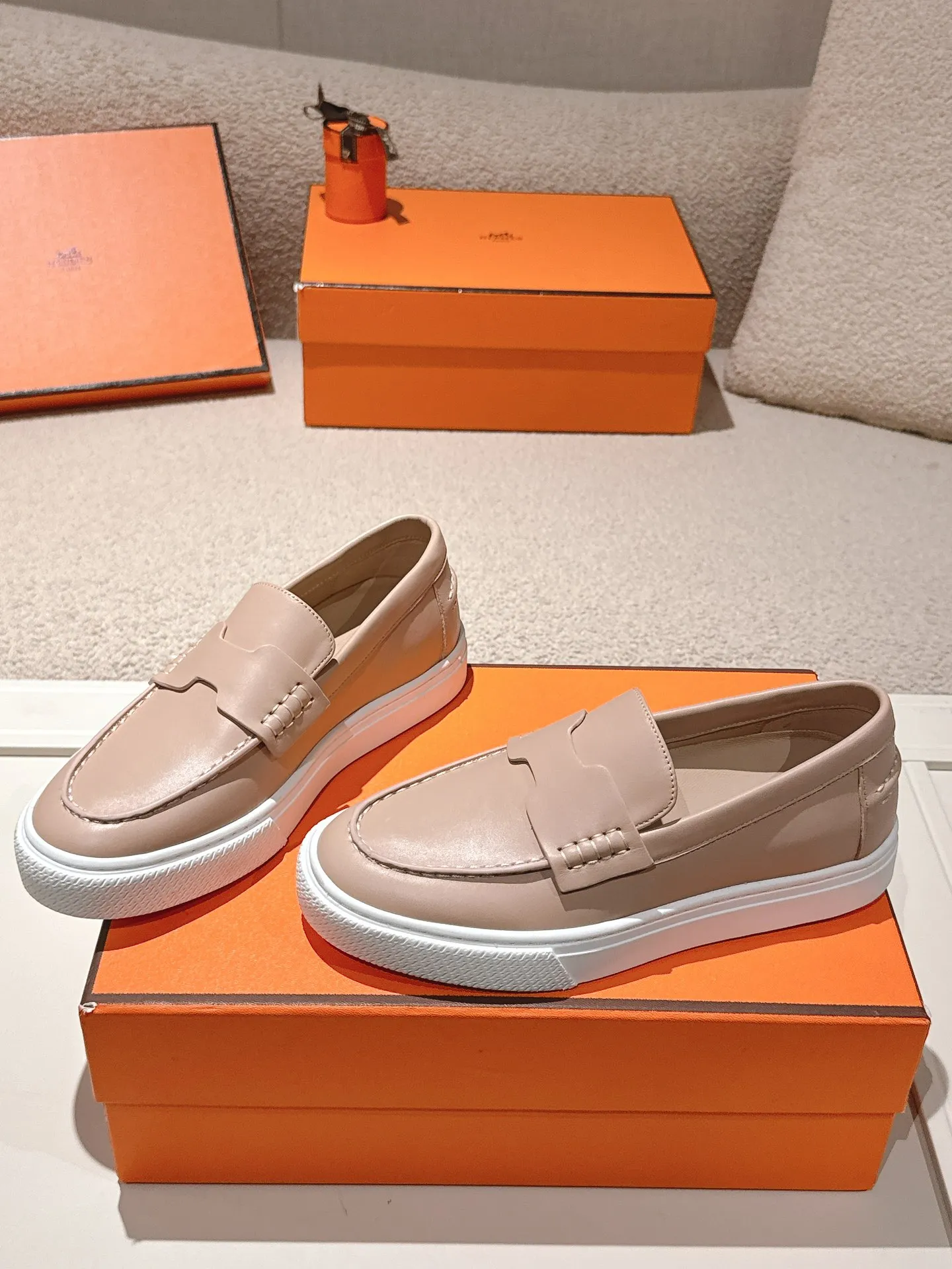 Men's men's shoes P620! Hermes# Thick Sole Couple Loafers These lace-up free sneakers in calfskin and washed denim feature signature "H" details. The design is simple and smooth, creating a fashionable urban look. It is comfortable and versatile. H family classics are not outdated, and the delivery counter is beautifully packaged🛍📦 Fabric: Original customized washed denim/first-layer cowhide Lining: Imported soft sheepskin Sole: Original open-molded anti-slip TPU material Size: 35-45